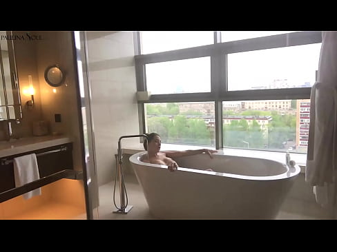 ❤️ Une énorme nana se branlant passionnément la chatte dans la salle de bains Porno fb at us ❌