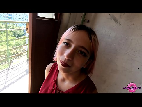 ❤️ Une étudiante sensuelle suce un étranger dans l'Outback - sperme sur son visage Porno fb at us ❌